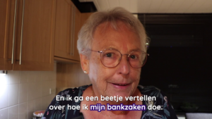 Mientje, een mevrouw op leeftijd, kijkt vriendelijk naar voren.