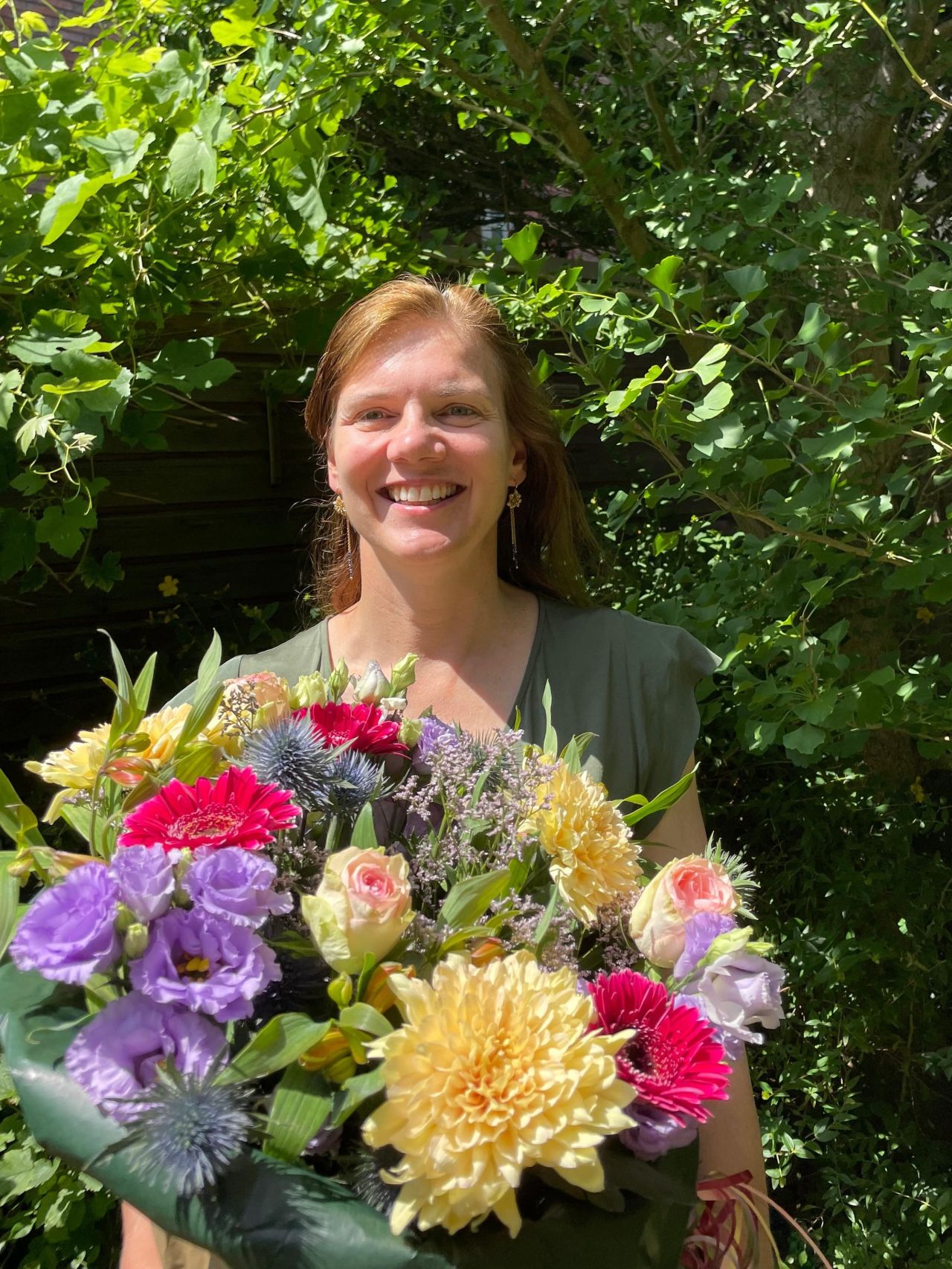 Emer van der Voort van der Kleij met een mooi bos bloemen.
