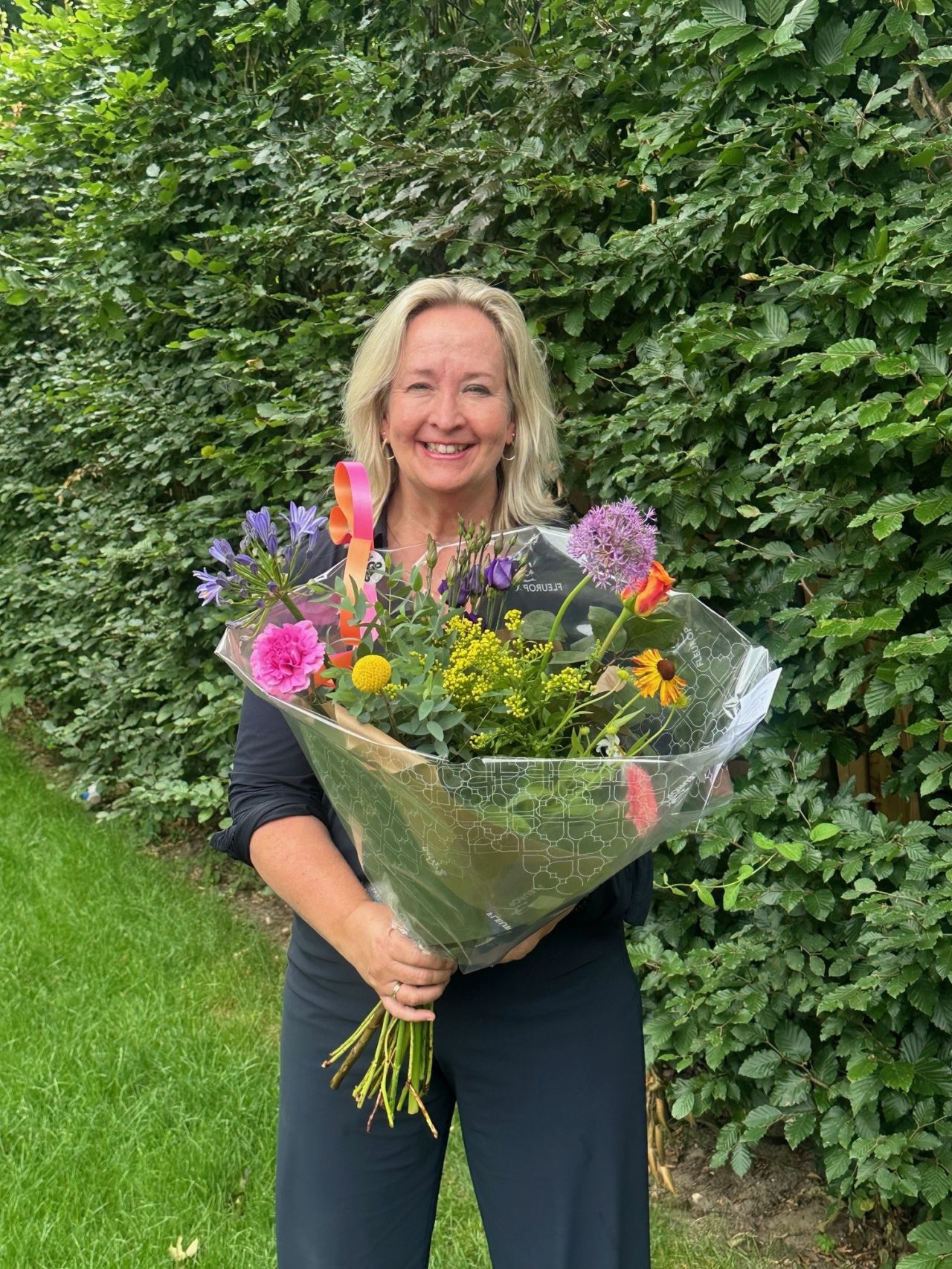 Linda Kramer met een mooie bos bloemen.