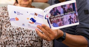 Afbeelding van het nieuwe 'Bewust Bankieren' boekje waarmee een gesprek over bankzaken gevoerd kan worden.