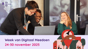 Twee personen zitten aan een tafel met laptops en bespreken iets, terwijl een derde persoon naast hen staat en aanwijzingen geeft. Onderaan staat een illustratie met mensen en huizen, samen met de tekst: “Week van Digitaal Meedoen 24-30 november 2025” en het logo van het Bankinformatiepunt.