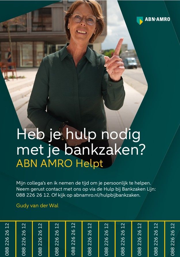 Afbeelding van poster van ABN AMRO. Donkergroene poster met gele accenten, met de tekst over hulp bij bankzaken. Op de poster staat Gudy van der Wal buiten voor een modern gebouw, vriendelijk kijkend en met één vinger omhoog wijzend, om aandacht te vestigen op de boodschap. De poster is bedoeld om klanten te informeren over de ondersteuning die ABN AMRO biedt.