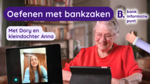 Screenshot van de nieuwe commercial van Bankinformatiepunt.nl. Oudere vrouw (Dory) oefent digitale bankzaken op een tablet aan de keukentafel, terwijl zij via een videogesprek op een tablet ondersteuning krijgt van haar kleindochter (Anna).