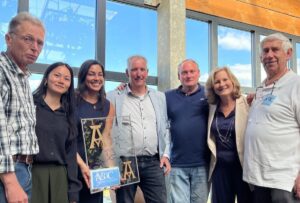 Groepsfoto van team Toegankelijk Bankieren met gewonnen trofee in handen in een lichte omgeving
