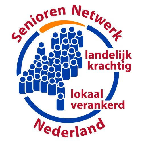 Logo van Senioren Netwerk Nederland met blauwe persoonsfiguren gezamenlijk bij elkaar in in de vorm van Nederland, met daarnaast in rode tekst de slogan “landelijk krachtig, lokaal verankerd”.